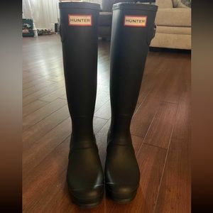 Women’s navy blue Hunter rain boots